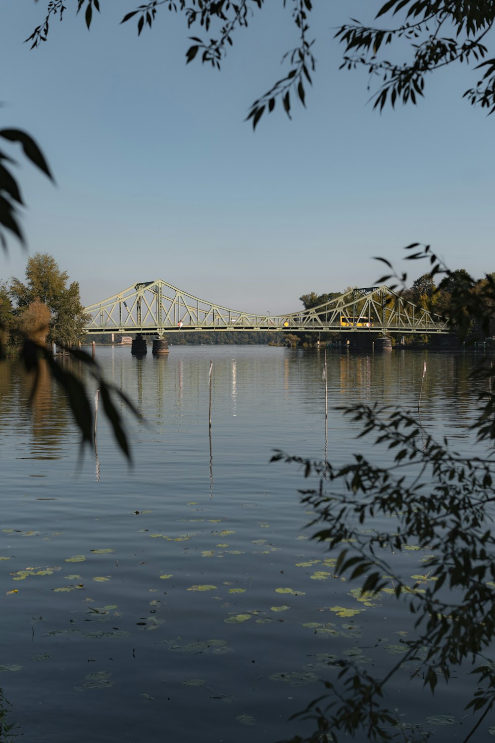 Weiße Brücke über den Fluss