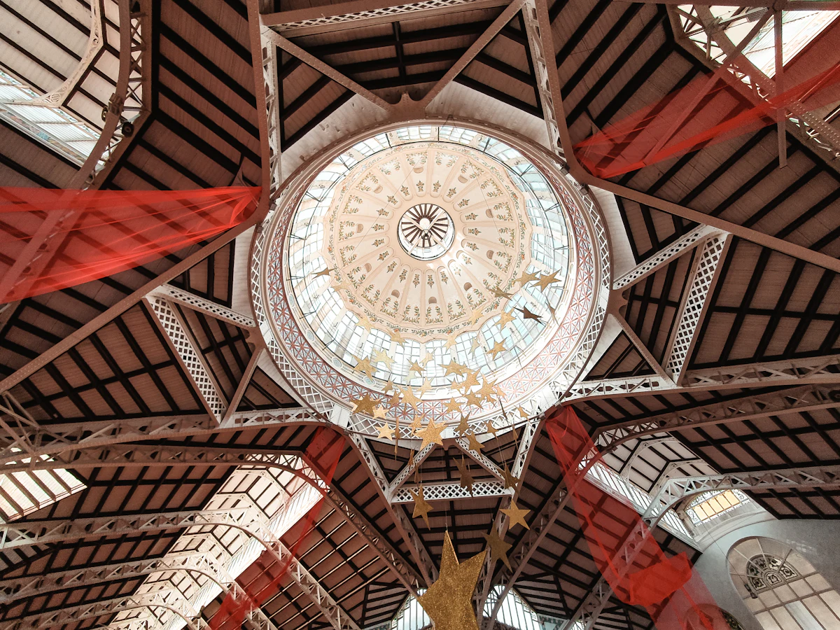 Het sierlijke koepelplafond van de Mercado Central in Valencia
