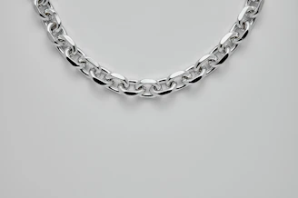 Close-up of a sleek pure platinum chain reflecting soft light.