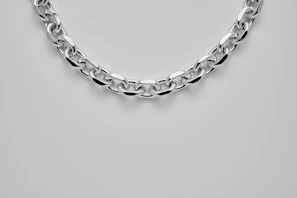 Close-up of a 92/8 silver-platinum chain catching soft light on a cream background