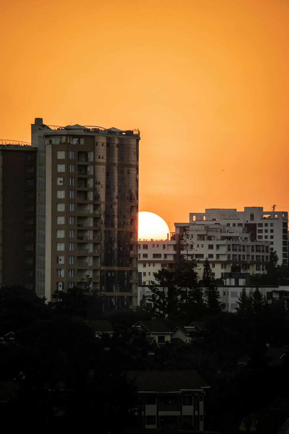 夕暮れ時の街の建物のシルエット