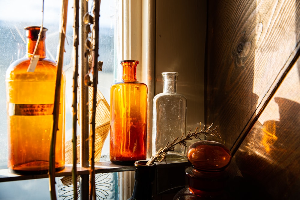 Bouteilles en verre transparent sur table en bois noir