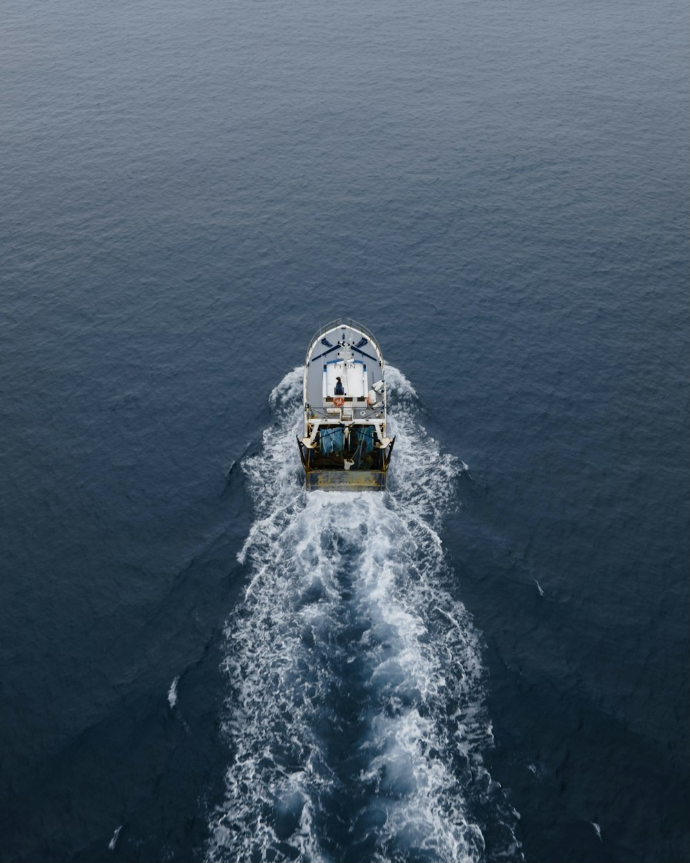 weißes und schwarzes Boot tagsüber auf Gewässern