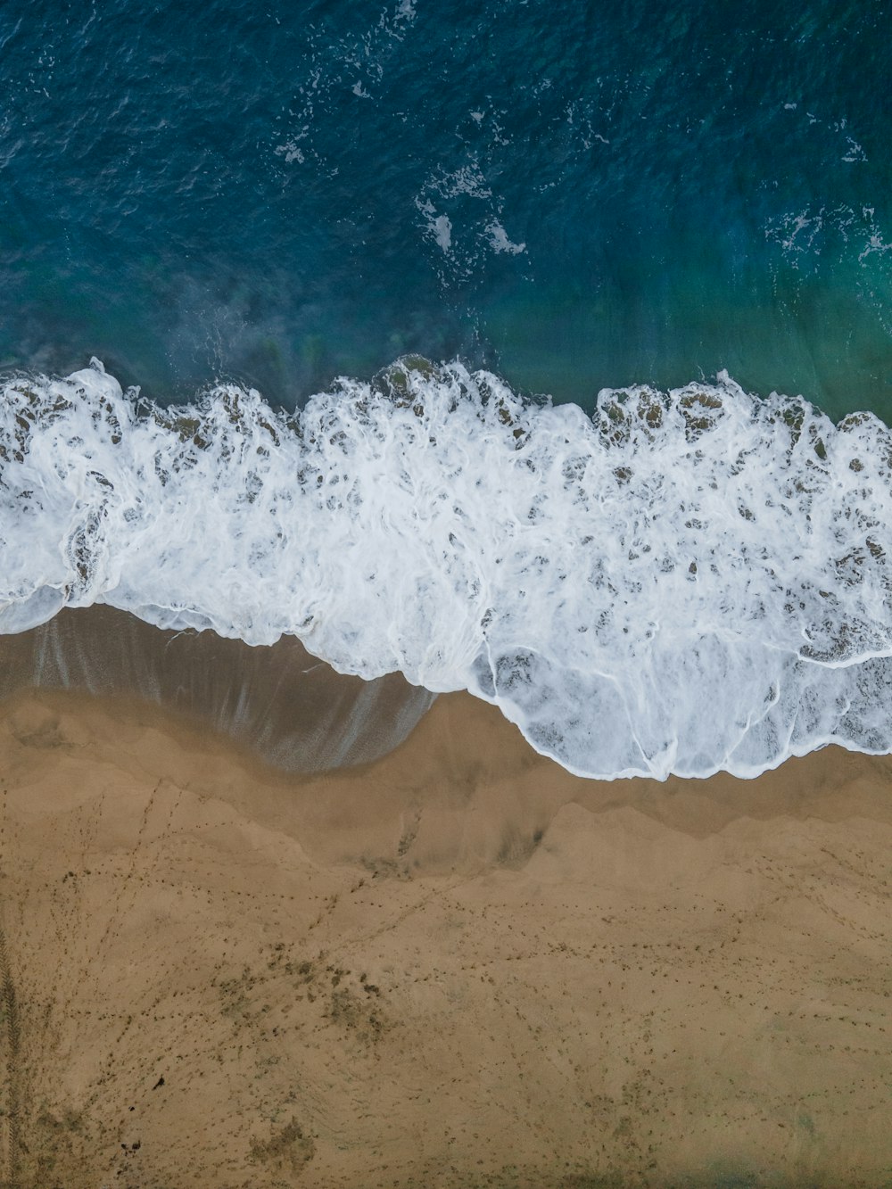 ocean waves crashing on shore during daytime