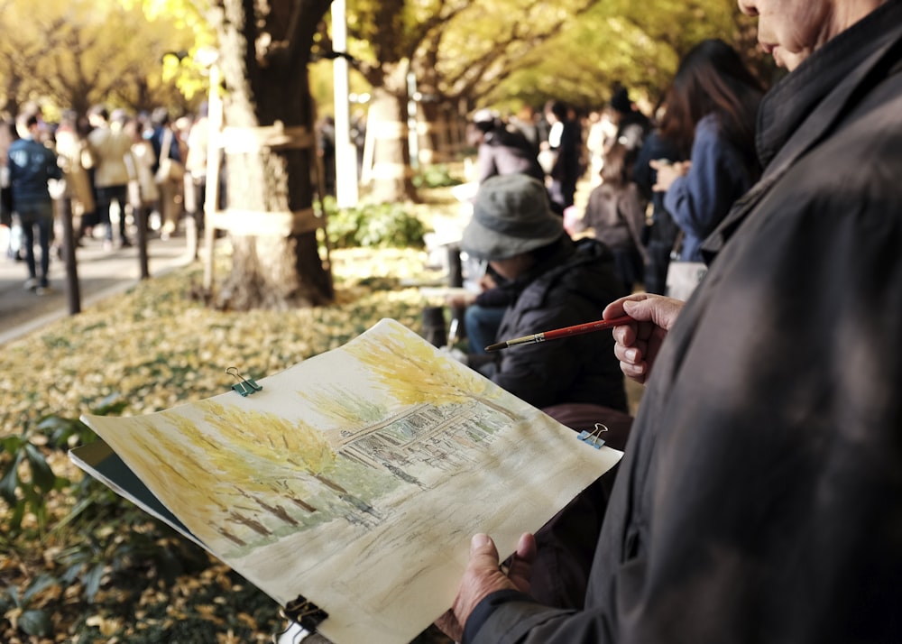 Personnes qui se rassemblent dans le parc pendant la journée