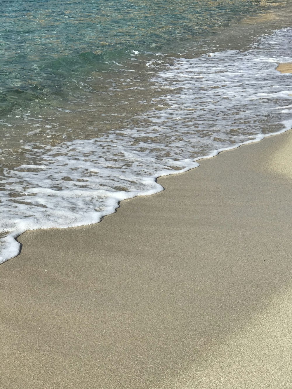 sea waves crashing on shore during daytime