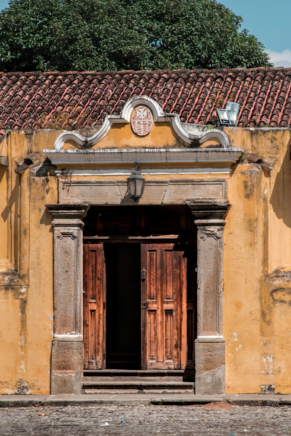 茶色のコンクリートの建物に茶色の木製のドア