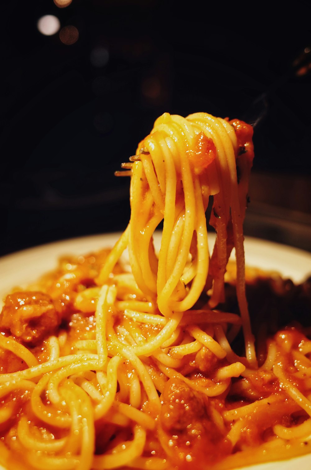 Plato de pasta sobre plato de cerámica blanca