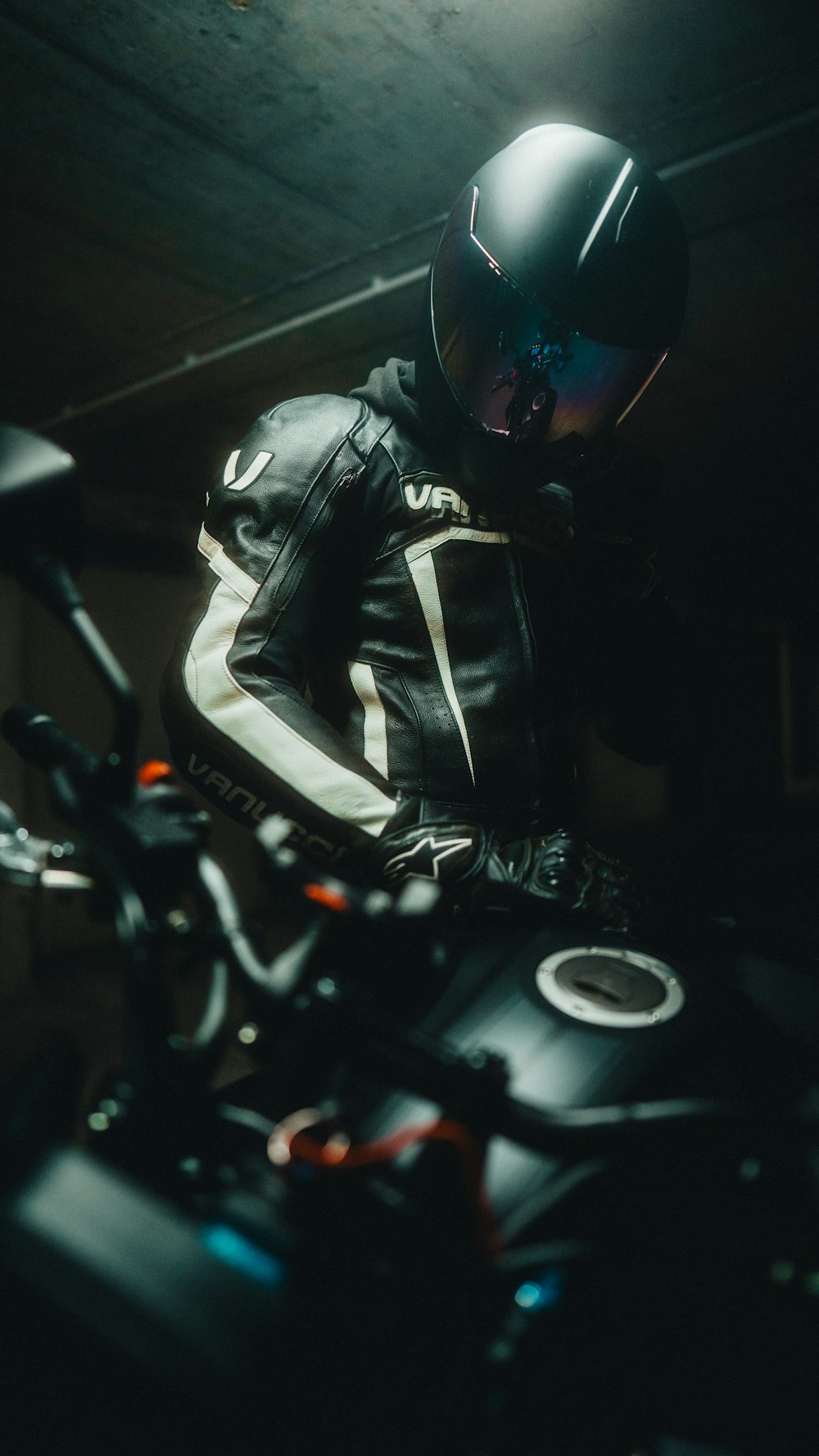 Mann in schwarzem Helm auf Motorrad