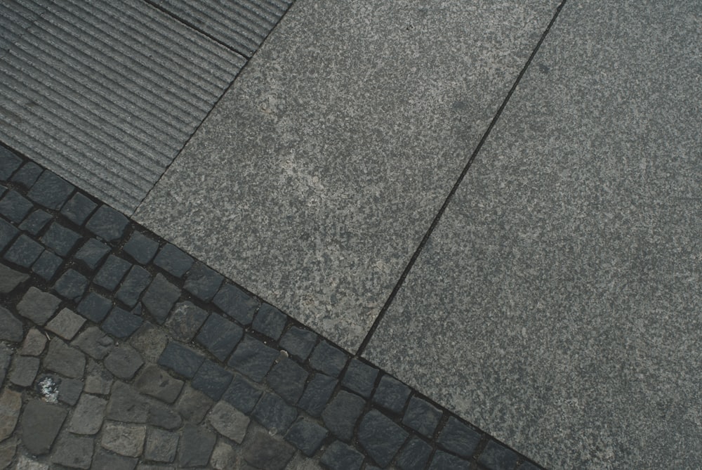 昼間の灰色のコンクリート舗装