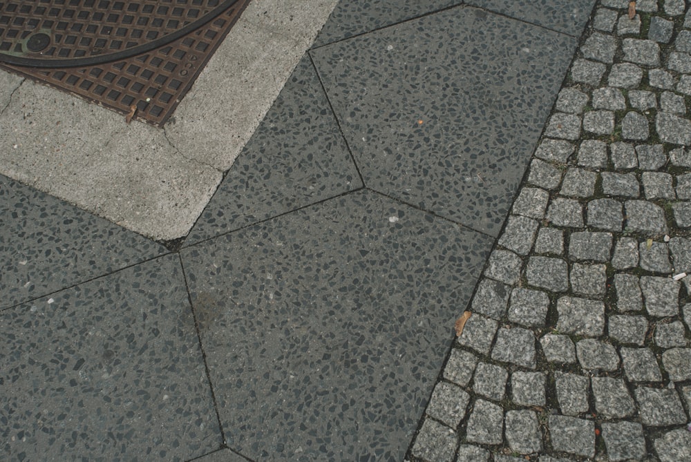 pavimento in cemento grigio e marrone