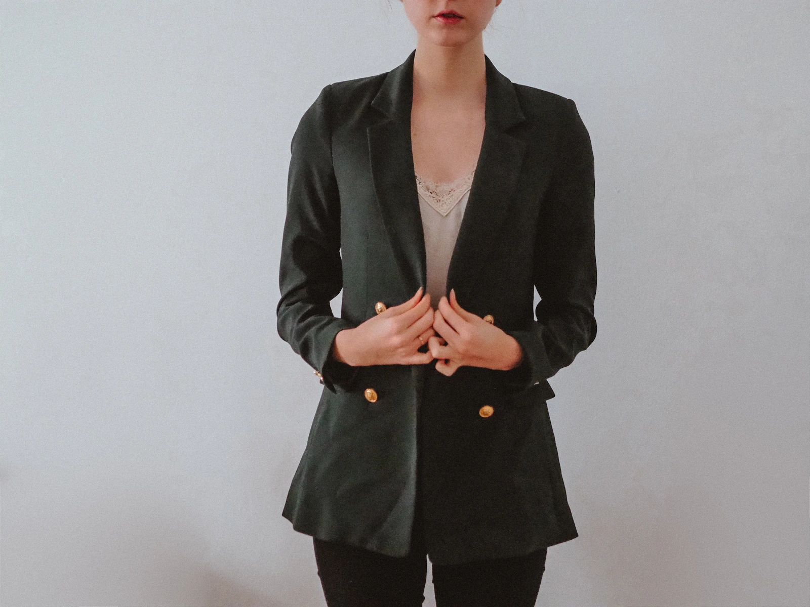 Blazer cropped de alfaiataria: a proporção moderna que valoriza a cintura