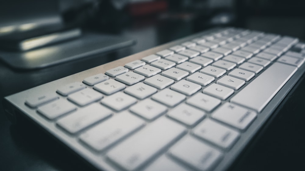 Clavier d’ordinateur blanc et argent