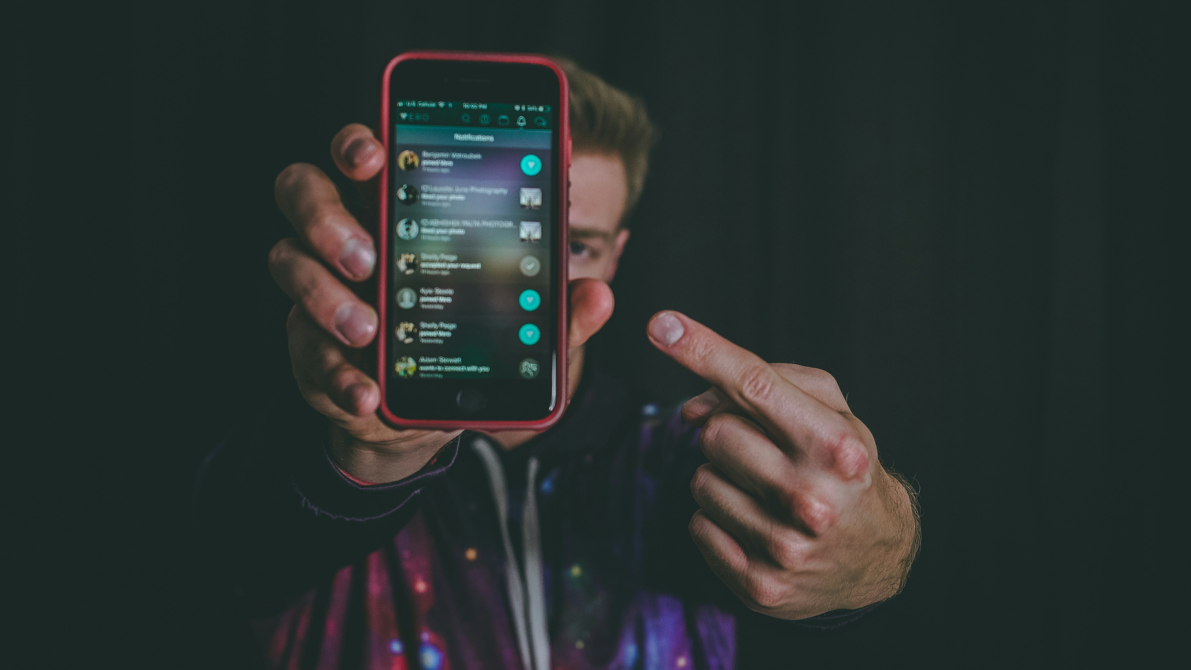黒いサムスンのAndroidスマートフォンを持っている女性