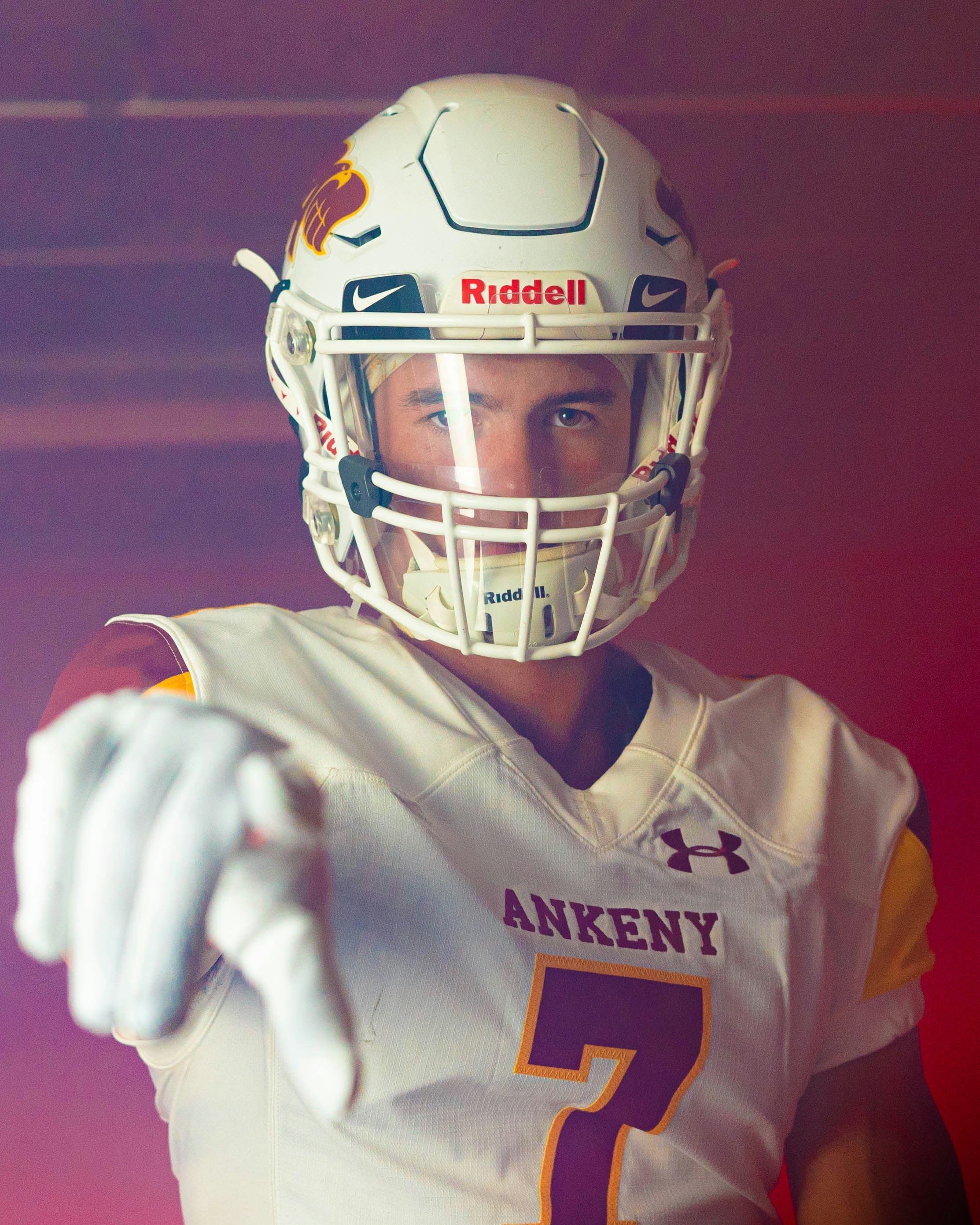 白と青のサッカージャージを着た男