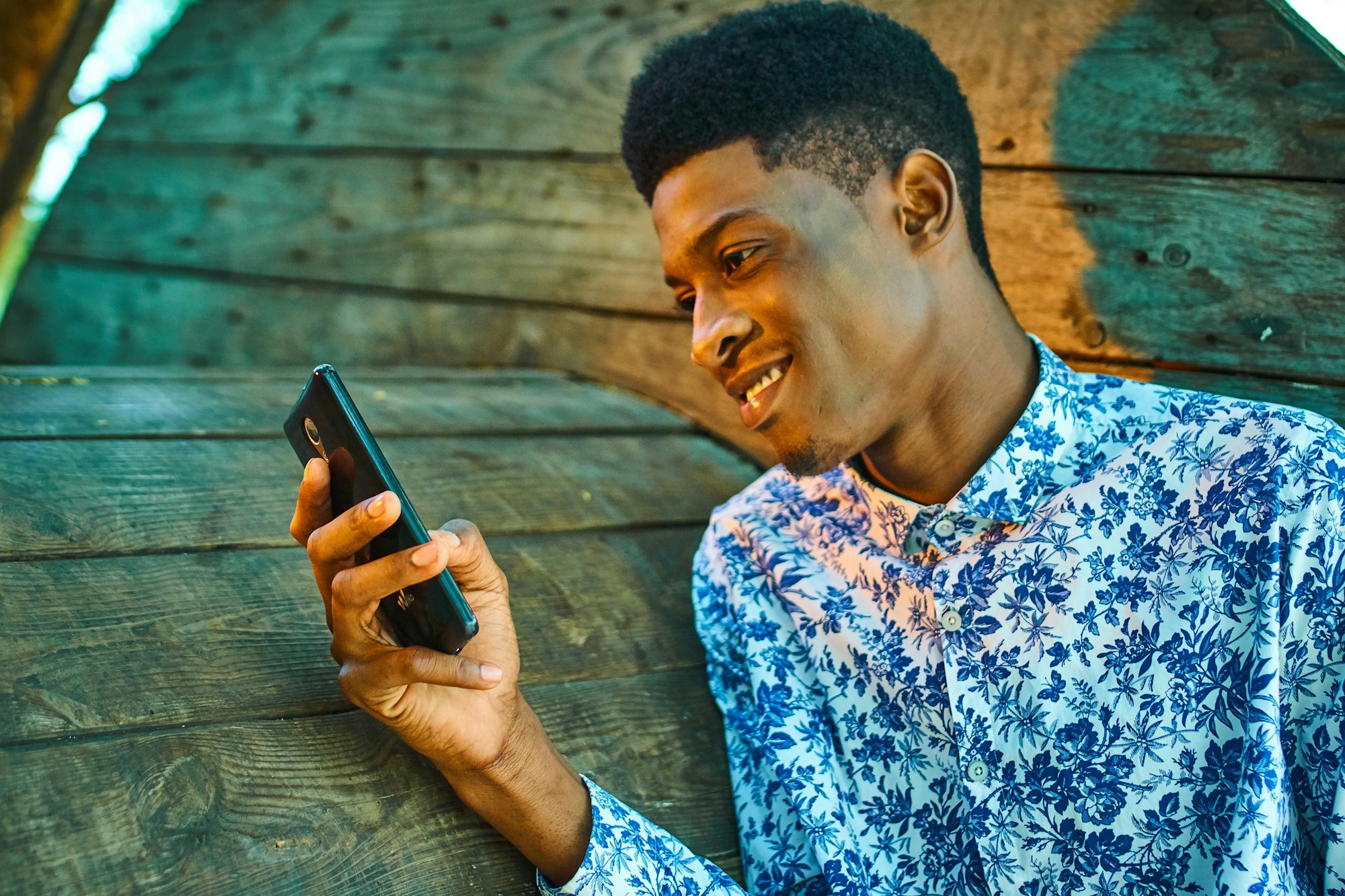 Lucas Fumba é youtuber Angolano, 

Ao telefone, on cellphone
