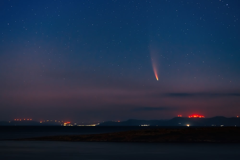 Cuerpo de agua bajo el cielo azul durante la noche