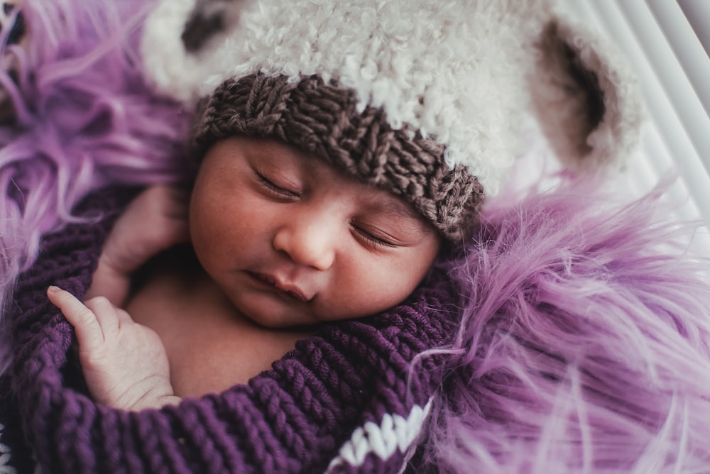 fille en bonnet en tricot violet et noir