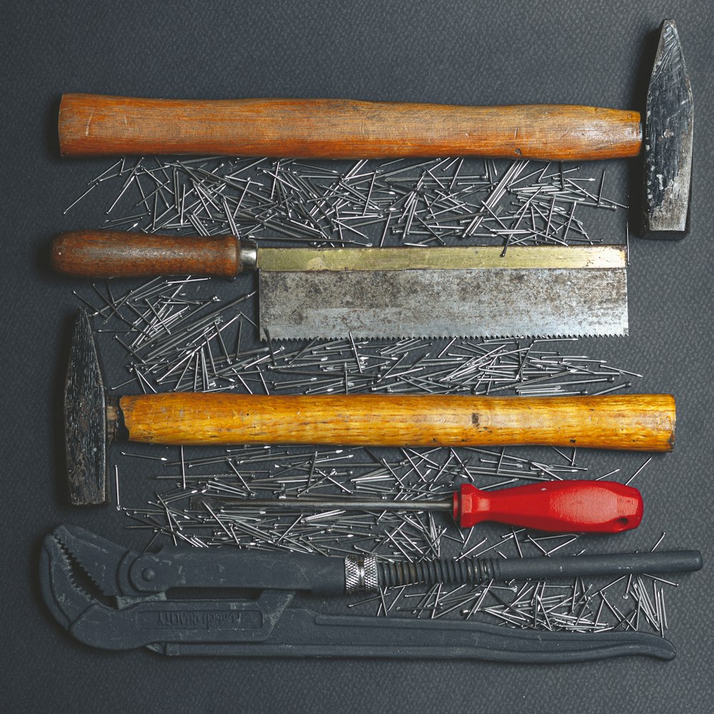 schwarzer und roter Griffhammer und schwarzes und silbernes Handwerkzeug