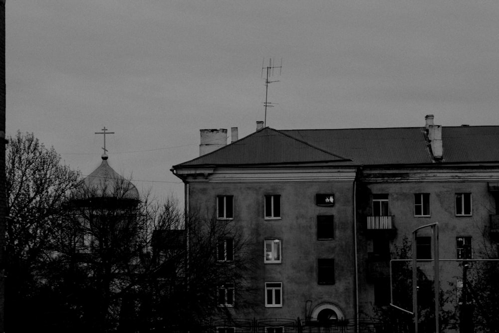 Foto en escala de grises de un edificio de hormigón