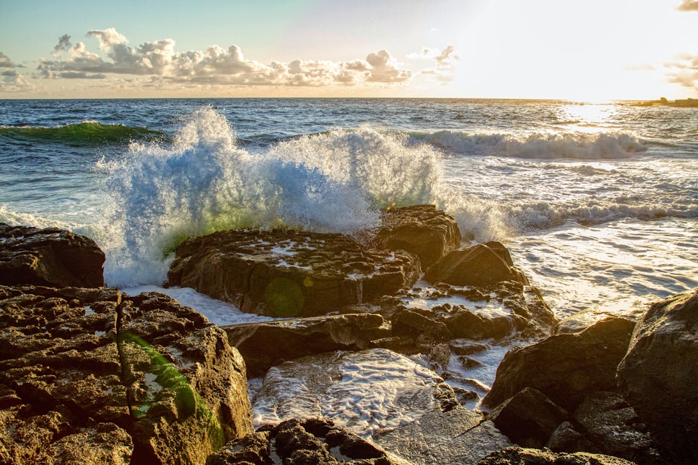 ocean waves crashing on rocks during daytime