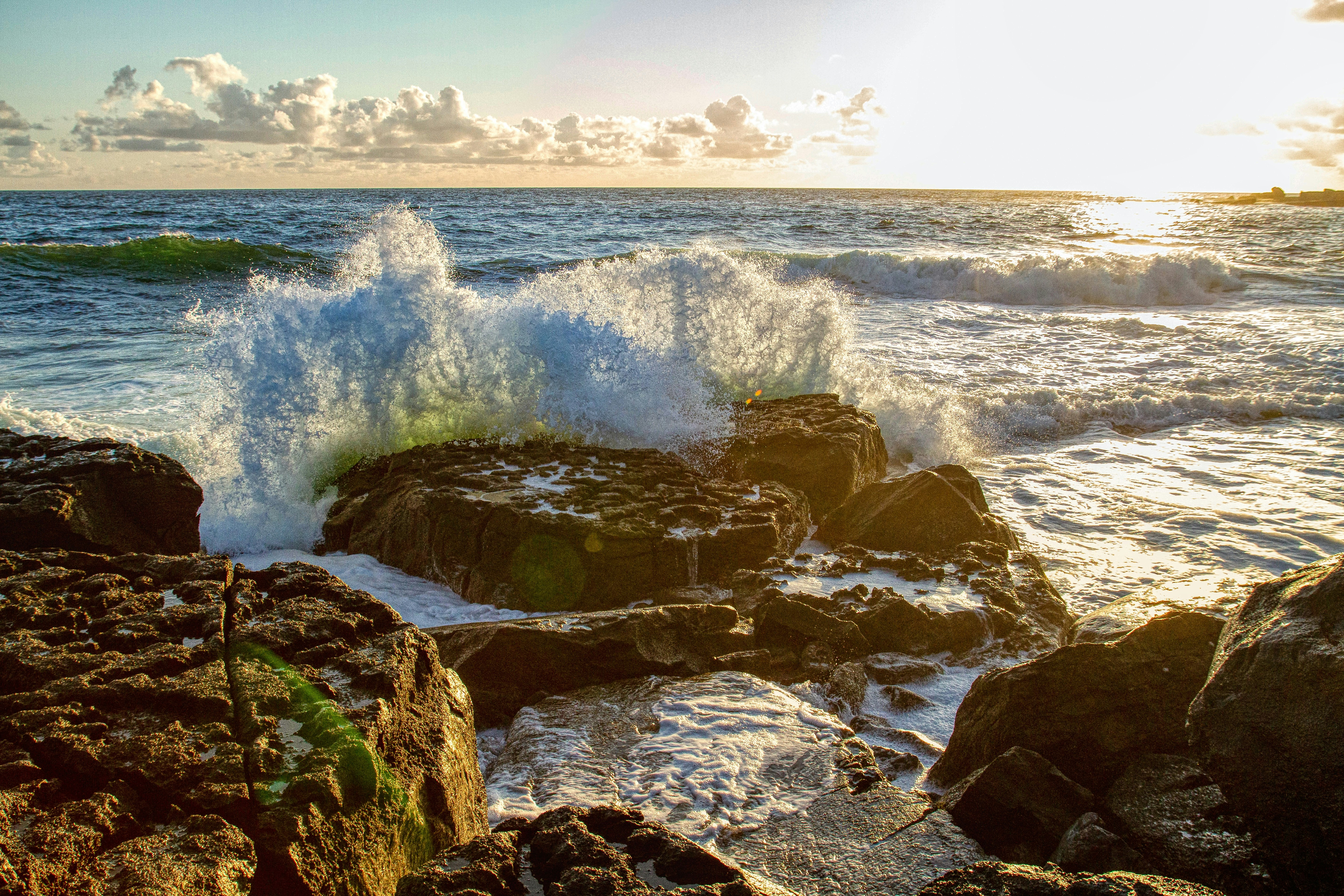 ocean waves crashing on rocks during daytime