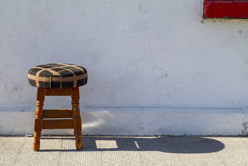 Table ronde en bois marron sur sol en béton gris