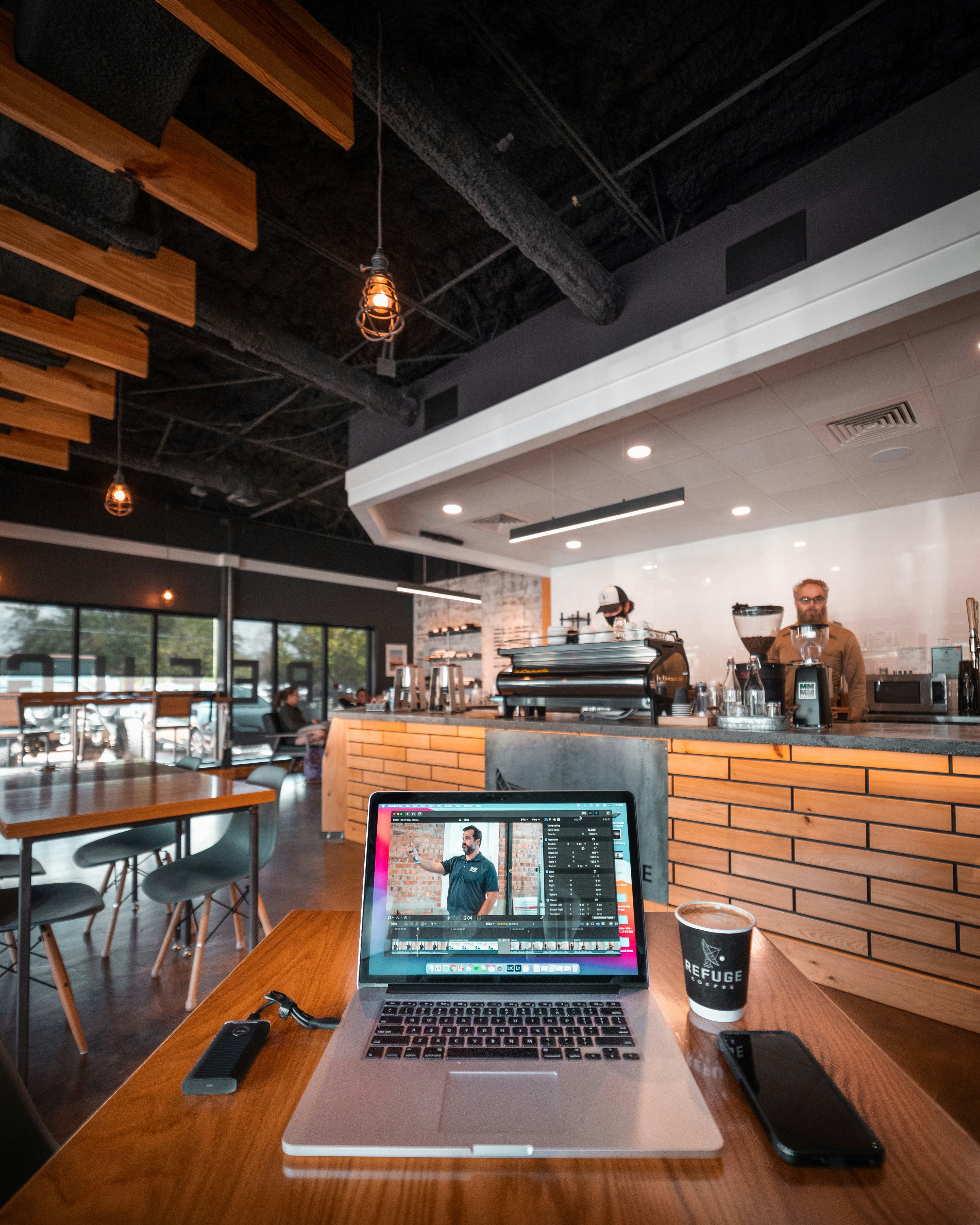 schwarzer Laptop auf braunem Holztisch