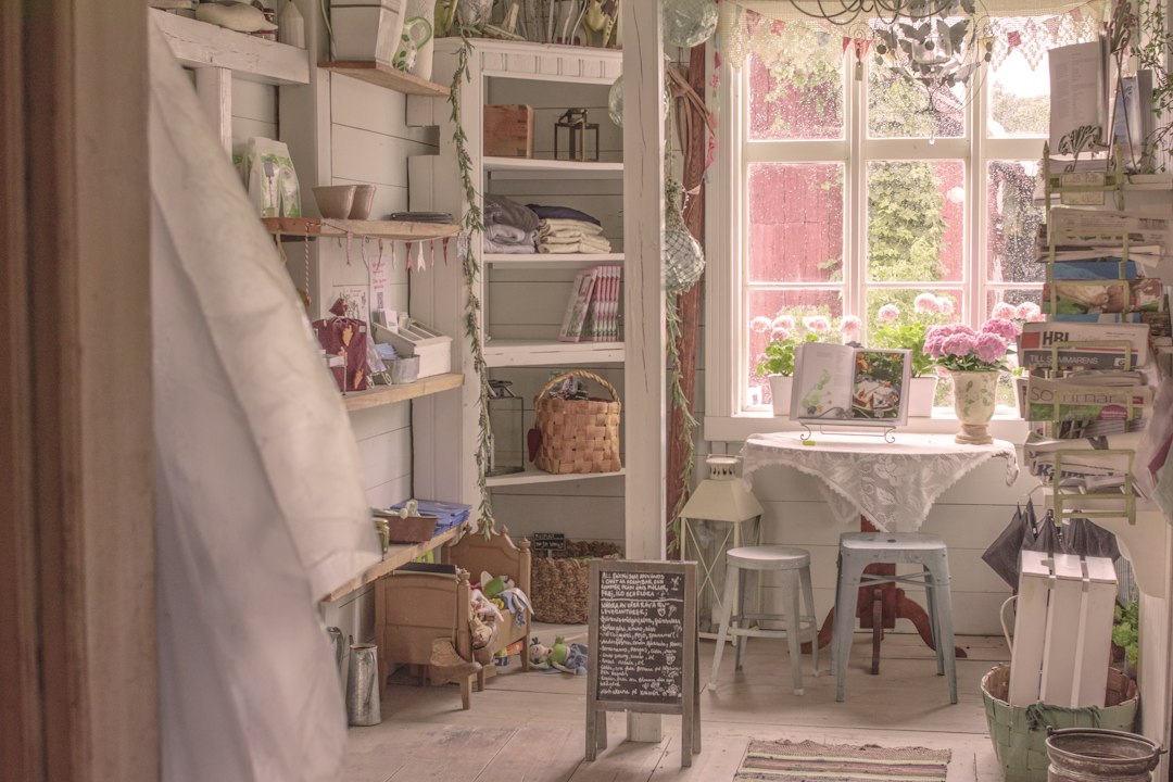 white wooden shelf with assorted items, Decoración nórdica.