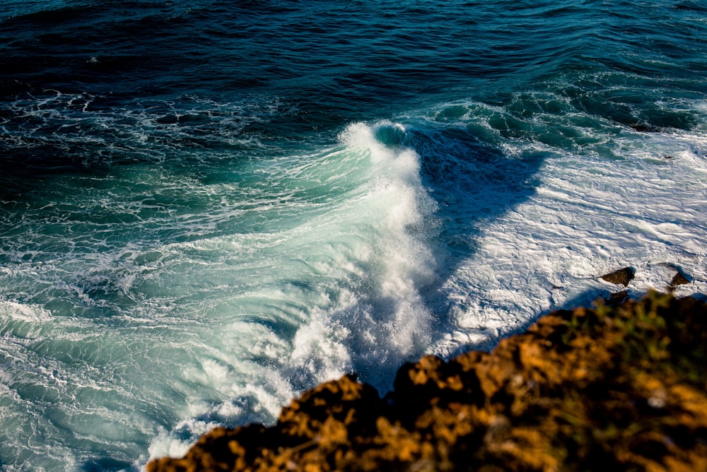 昼間に岩に打ち寄せる海の波
