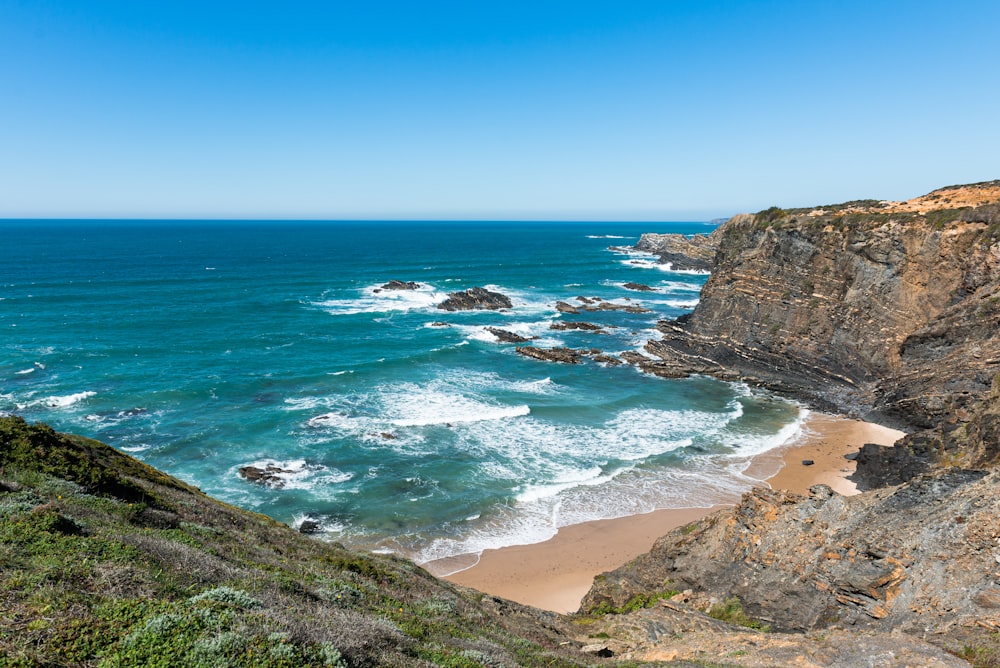 praia de areia marrom durante o dia