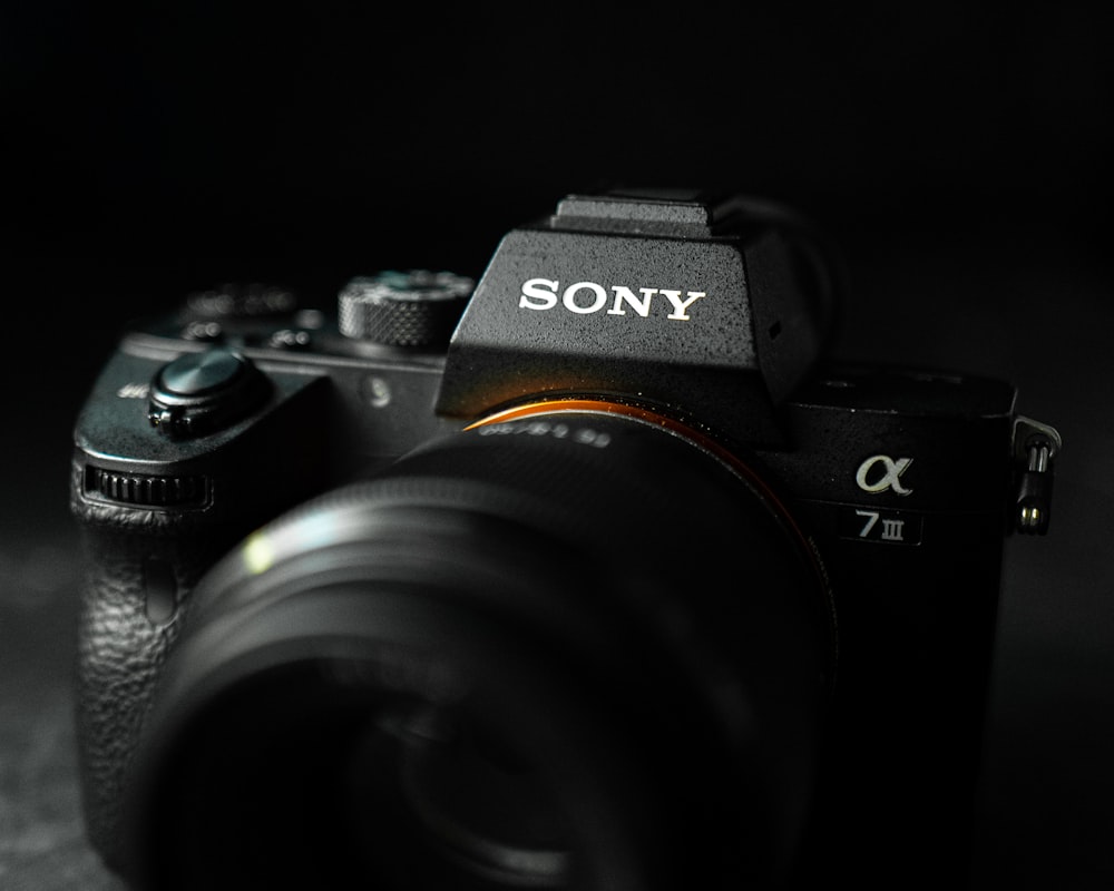 Fotocamera reflex digitale Nikon nera su superficie nera