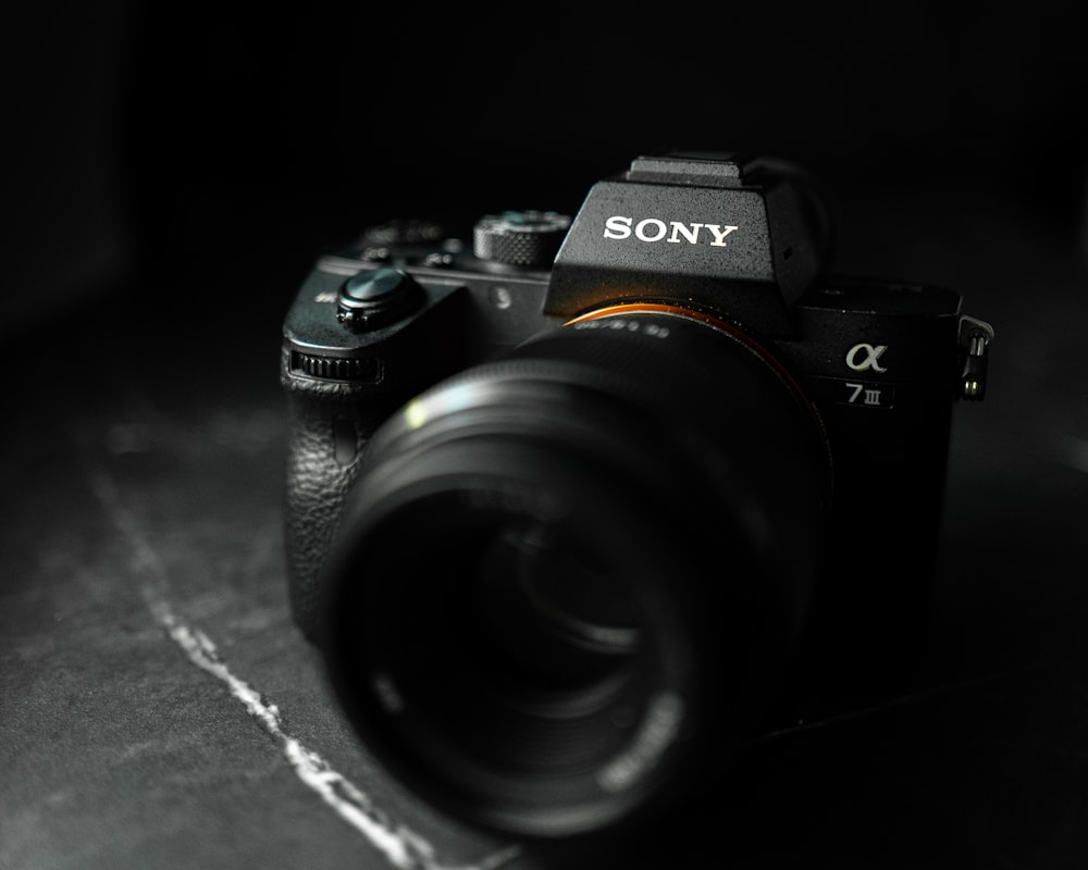 fotocamera reflex digitale nikon nera su tessuto nero