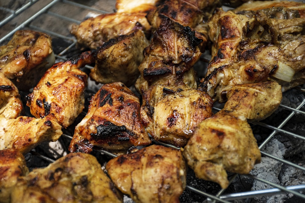 Viande grillée sur gril noir