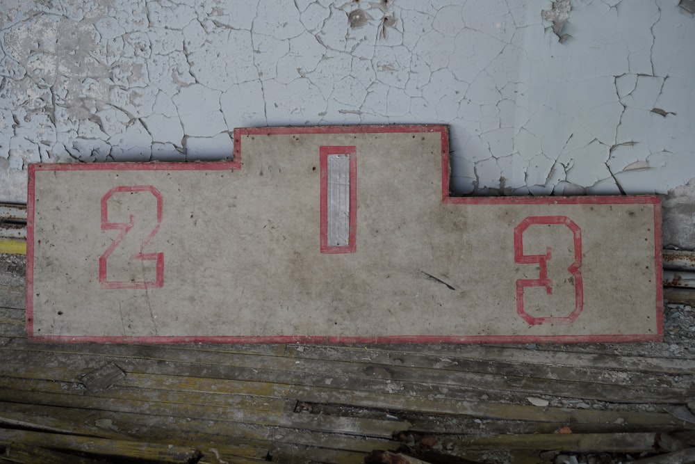 Mur de béton rouge et blanc