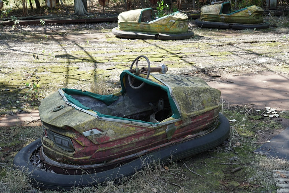 Voiture bleue et rouge sur l’herbe verte pendant la journée