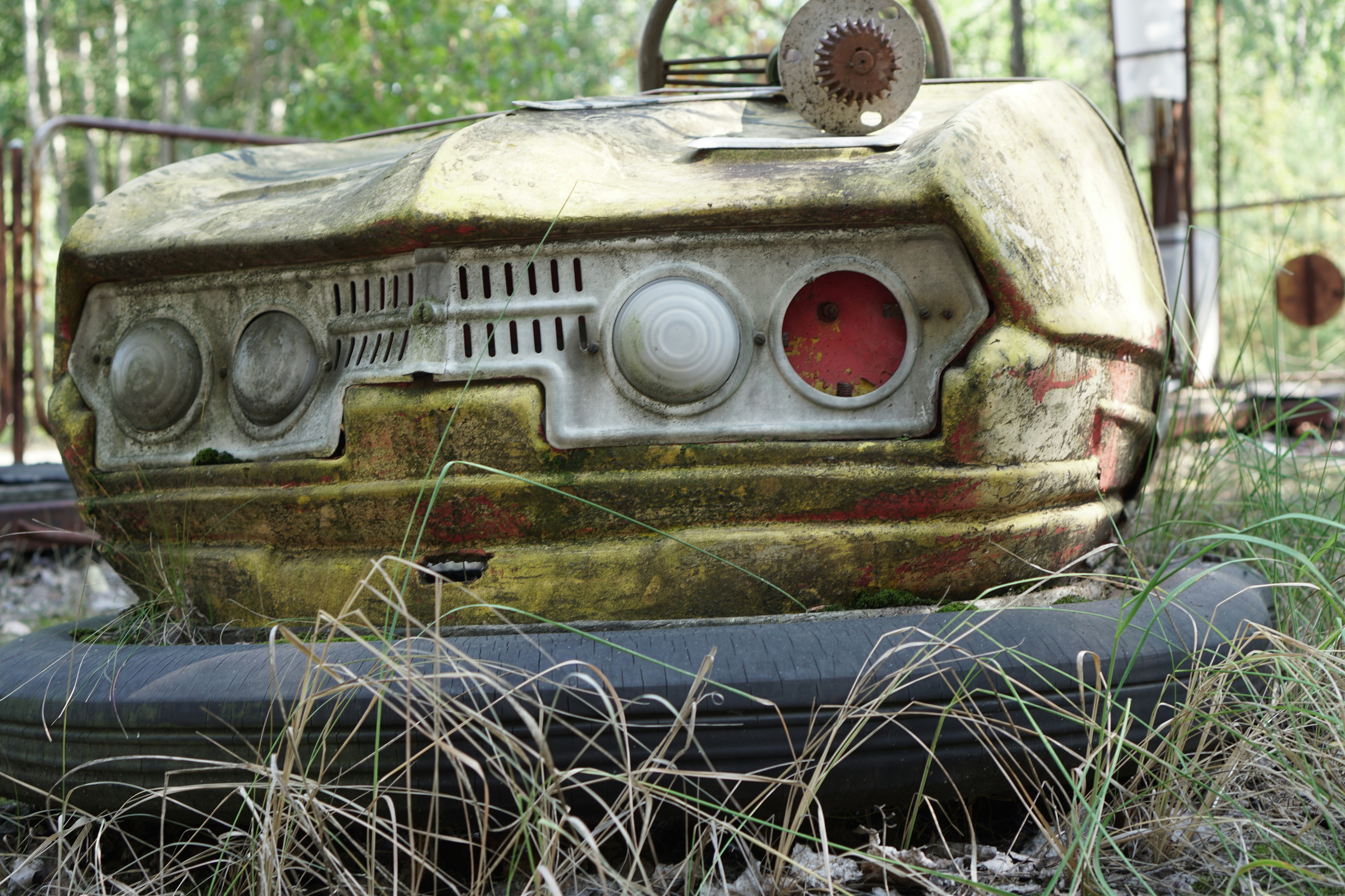voiture brune vintage sur l’herbe verte pendant la journée