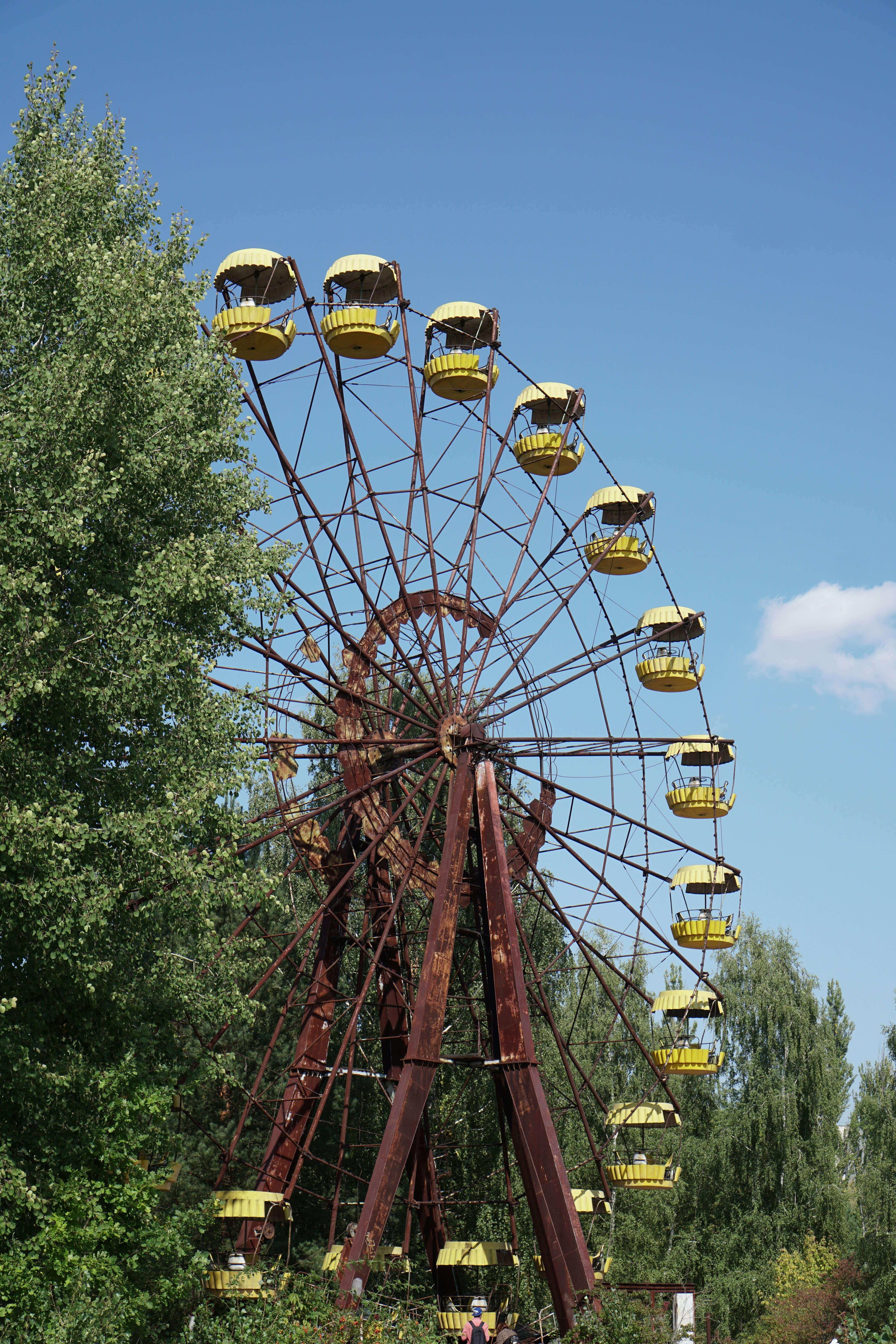 Grande roue jaune et rouge