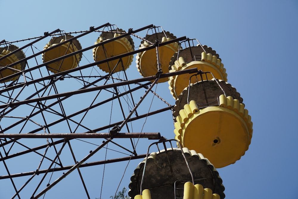 yellow and black ferris wheel