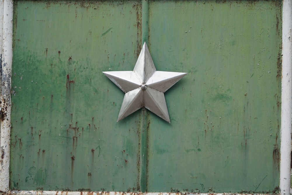 stella bianca e grigia su parete verde