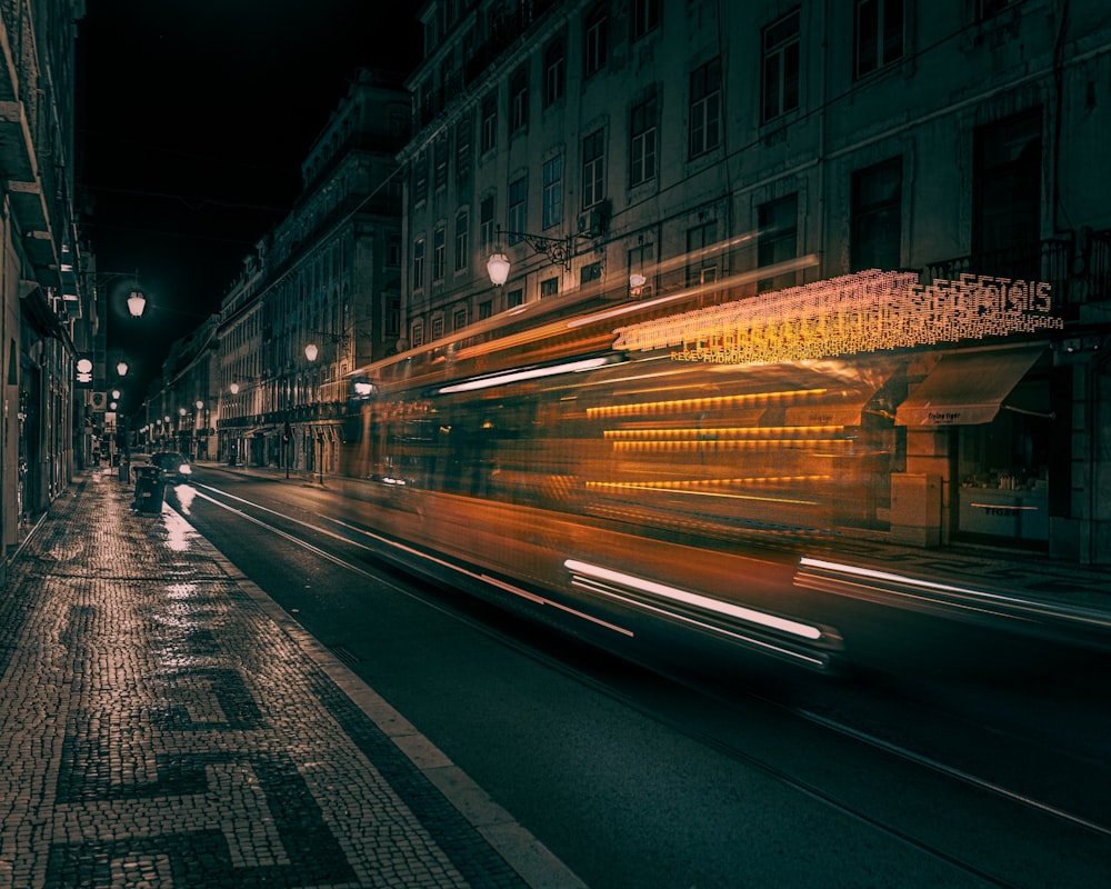 Zeitrafferaufnahmen der Stadtstraße bei Nacht