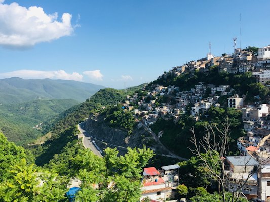 Green trees on mountain under blue sky during daytime — Taxco, Mexico
