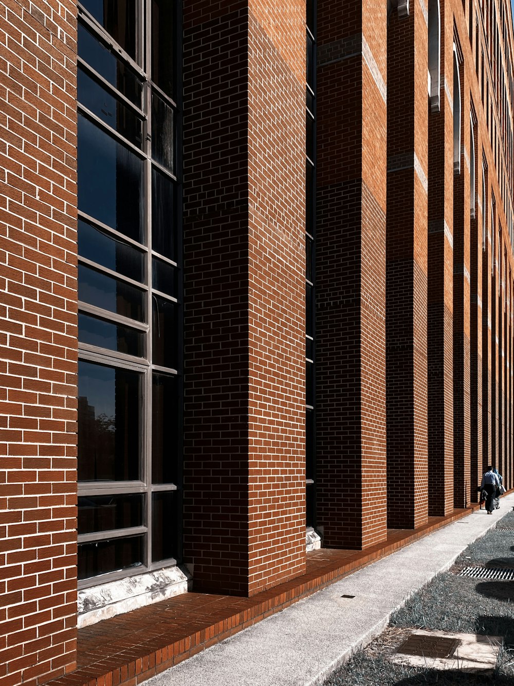 Bâtiment en brique brune avec fenêtres en verre