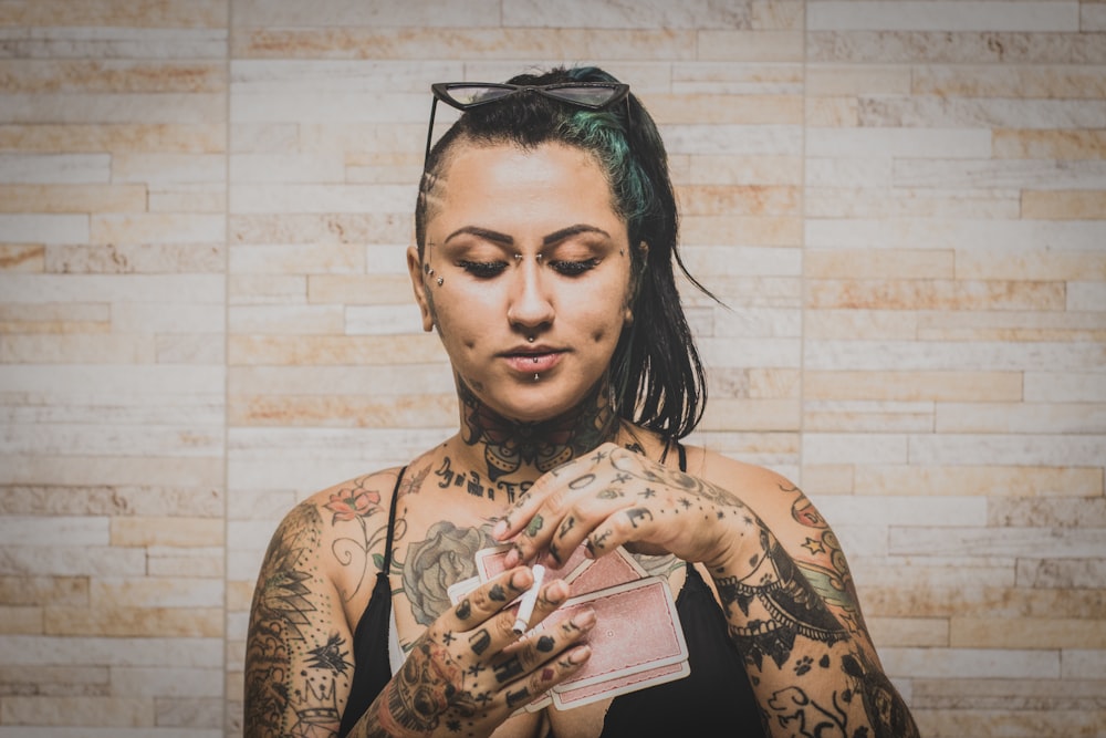 Frau mit schwarz-braunem Totenkopf-Tattoo auf dem Rücken