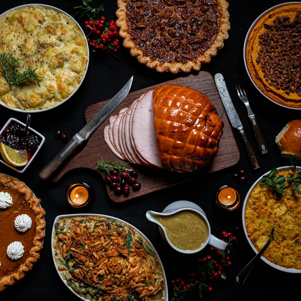 aliments cuits sur une assiette en céramique blanche