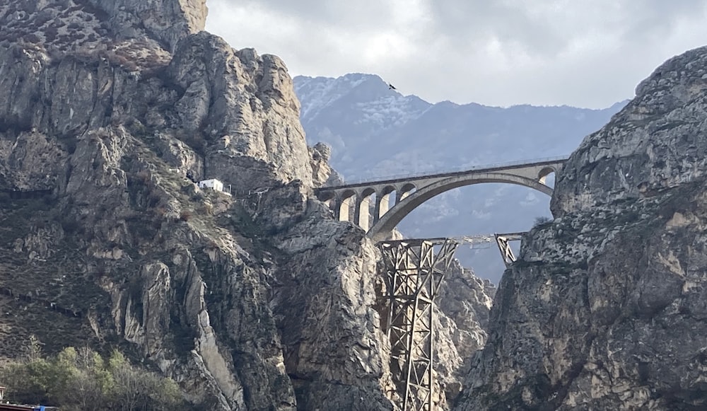 Graue Betonbrücke über den Rocky Mountain tagsüber