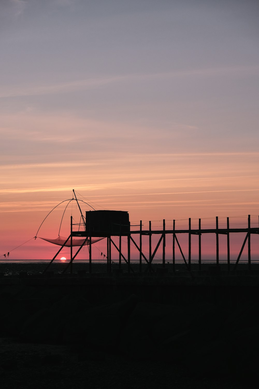 Silueta de la torre del salvavidas durante la puesta del sol