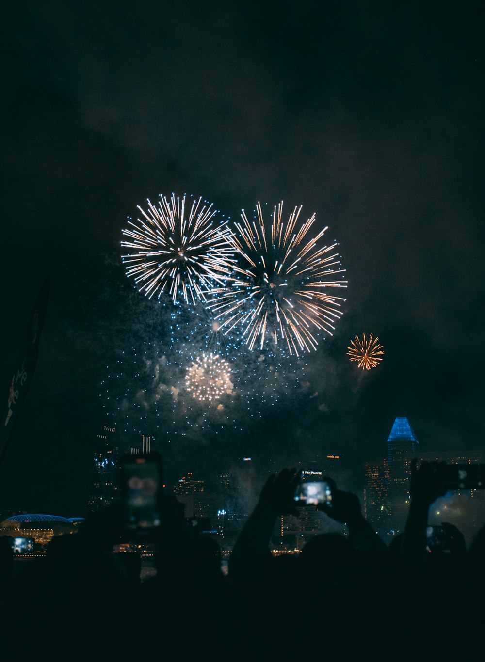 夜間に花火大会を見守る人々