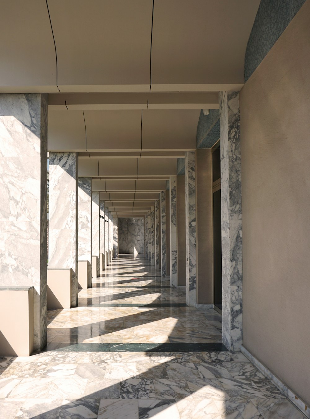 corredor de concreto marrom e branco