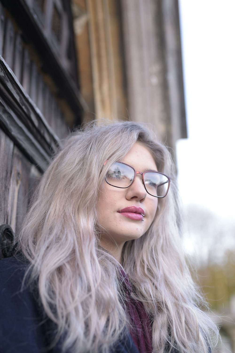 mujer con gafas de montura negra